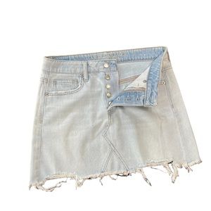 American Eagle Women Light Wash Distressed Button Fly Mini Jean Skirt size 4